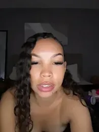 nikkiloveee webcam stripchat model stream image